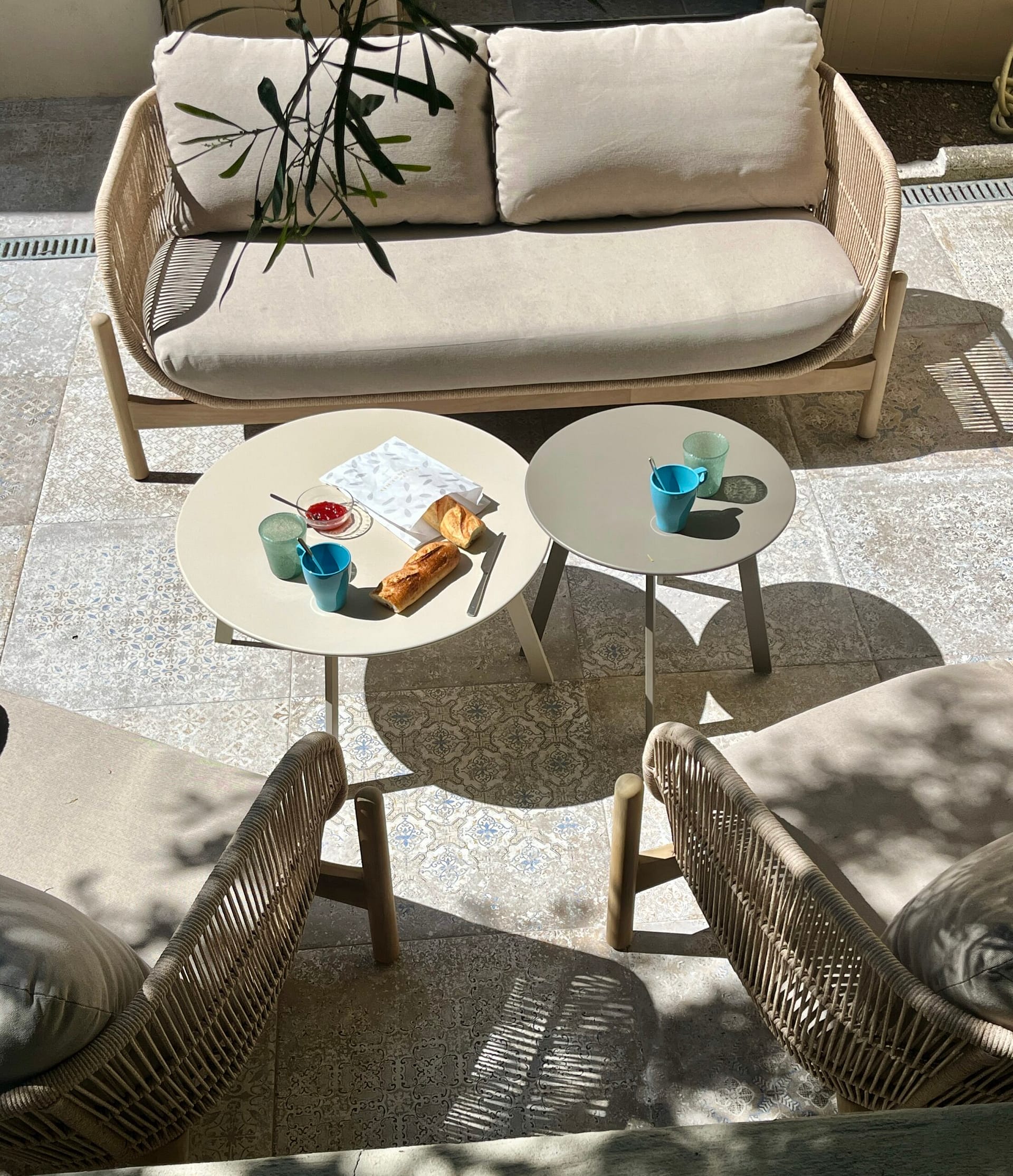La maison - Maison de charme a pampelonne Petit-déjeuner au soleil...